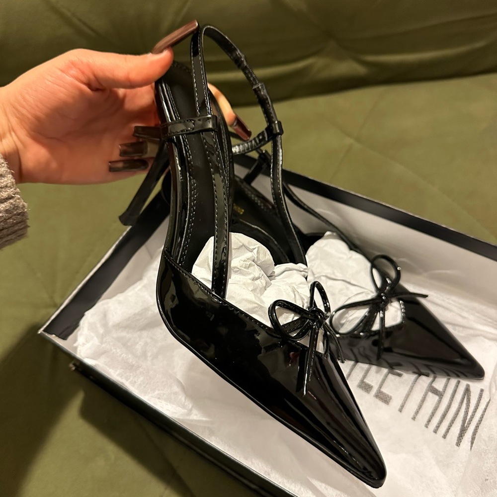 Pointed toe patent leather pumps with bow detail